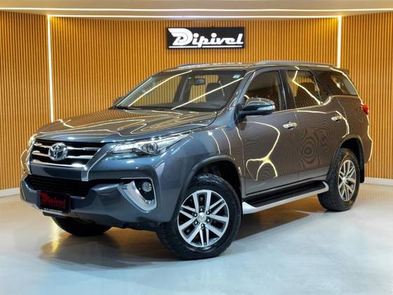 TOYOTA HILUX SW4 2.8 SRX 4X4 7 LUGARES 16V TURBO INTERCOOLER DIESEL 4P AUTOMÁTICO
